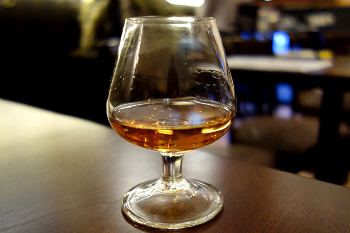 ラキヤ バーでセルビア最強の酒 ラキヤ を飲む Serbian Walker セルビア情報サイト