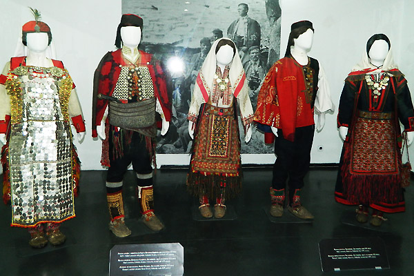 民族衣装をズラ っと展示 セルビア民族衣装博物館 ページ 2 セルビア旅行の情報サイト 民族衣装をズラ っと展示 セルビア民族衣装博物館 ページ 2 セルビア旅行の情報サイト