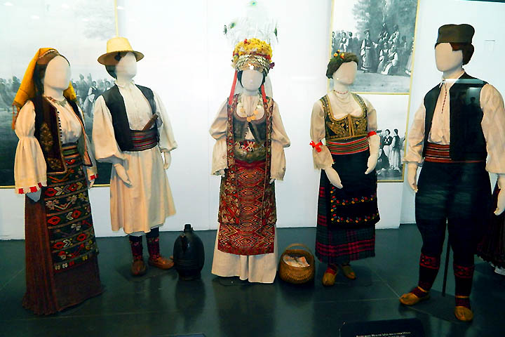 民族衣装をズラ っと展示 セルビア民族衣装博物館 セルビア旅行の情報サイト 民族衣装をズラ っと展示 セルビア民族衣装博物館 セルビア旅行の情報サイト