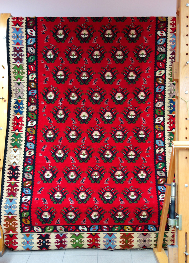 美しい伝統織物のモチーフの意味を探る ピロト キリム セルビア旅行の情報サイト