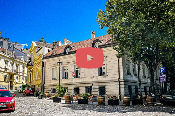 セルビアの首都・ベオグラード中心地にある古い通りコサンチチェブ・ベナツ