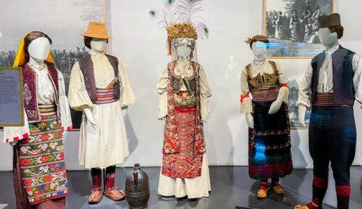 民族衣装をズラ～っと展示【セルビア民族衣装博物館】