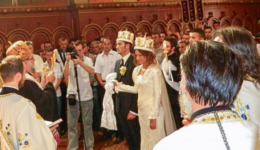【セルビア鉄道の旅】レトロ列車「ロマンティカ」でスレムスキ・カルロブチの収穫祭と正教結婚式へ