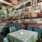チトー時代を感じる“ユーゴノスタルジー空間”で味わうセルビア料理